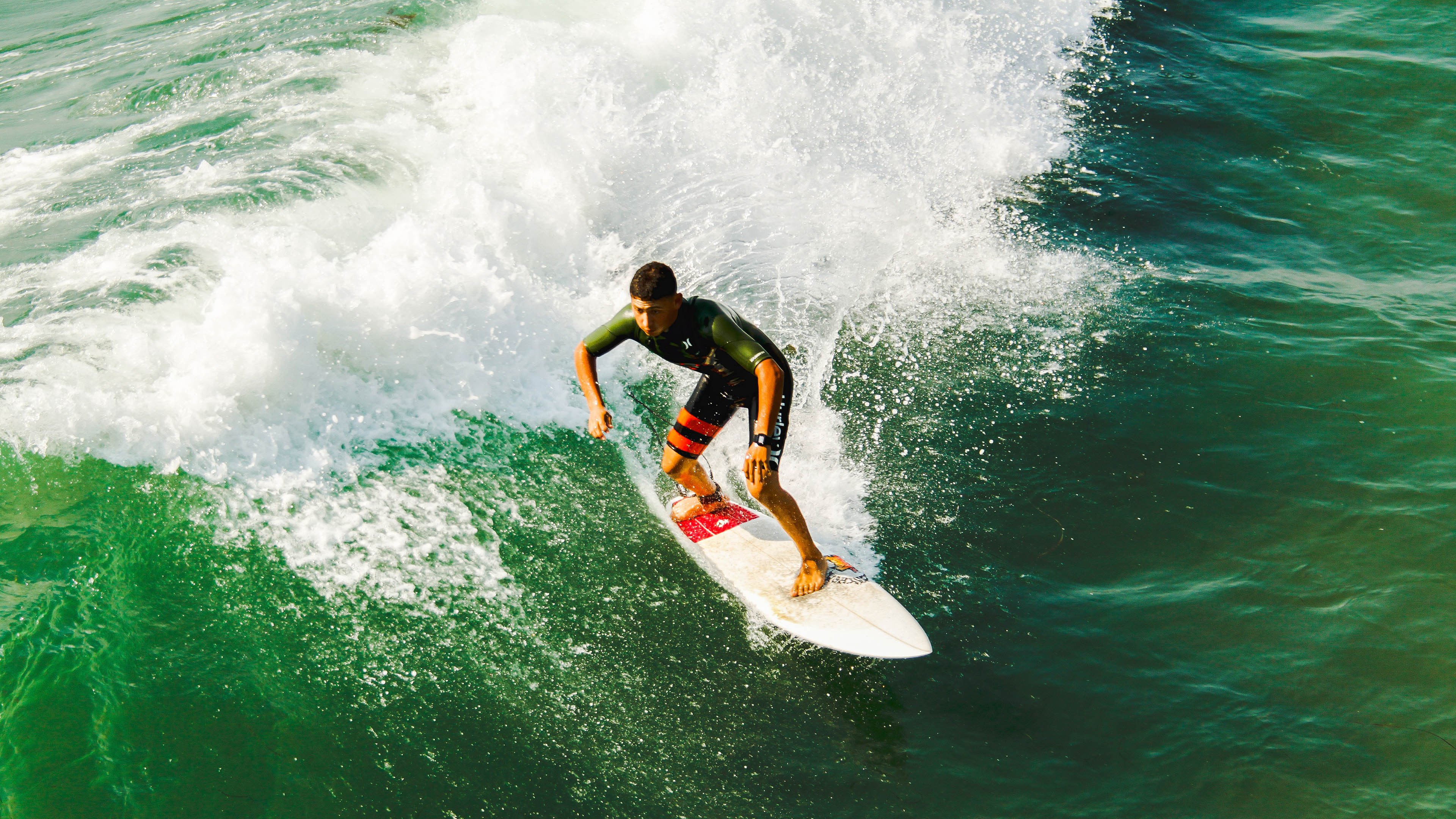 绿军球员全力以赴，为球队取得胜利贡献力量，绿军球星